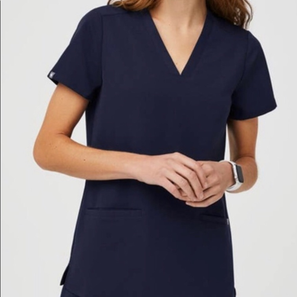 FIGS Women's Casma Three-Pocket Scrub Top